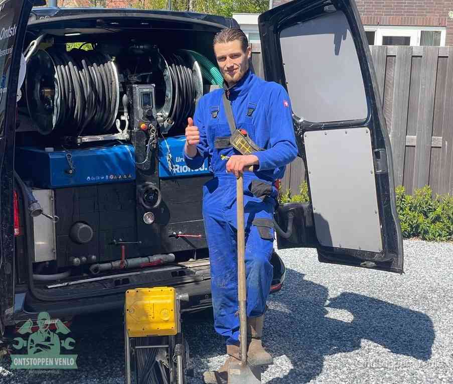 Een tevreden monteur met opgestoken duim naast de bestelbus, slim ingrijpen bespaart kosten bij een verstopte afvoer in Venlo