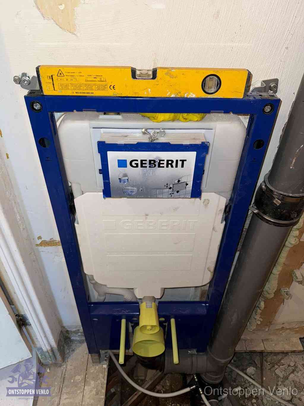 Een Geberit inbouwreservoir met frame voor een hangtoilet tegen de wand, met de afvoerbocht naar de vloer, kenmerkend voor een verstopt hangtoilet in Venlo