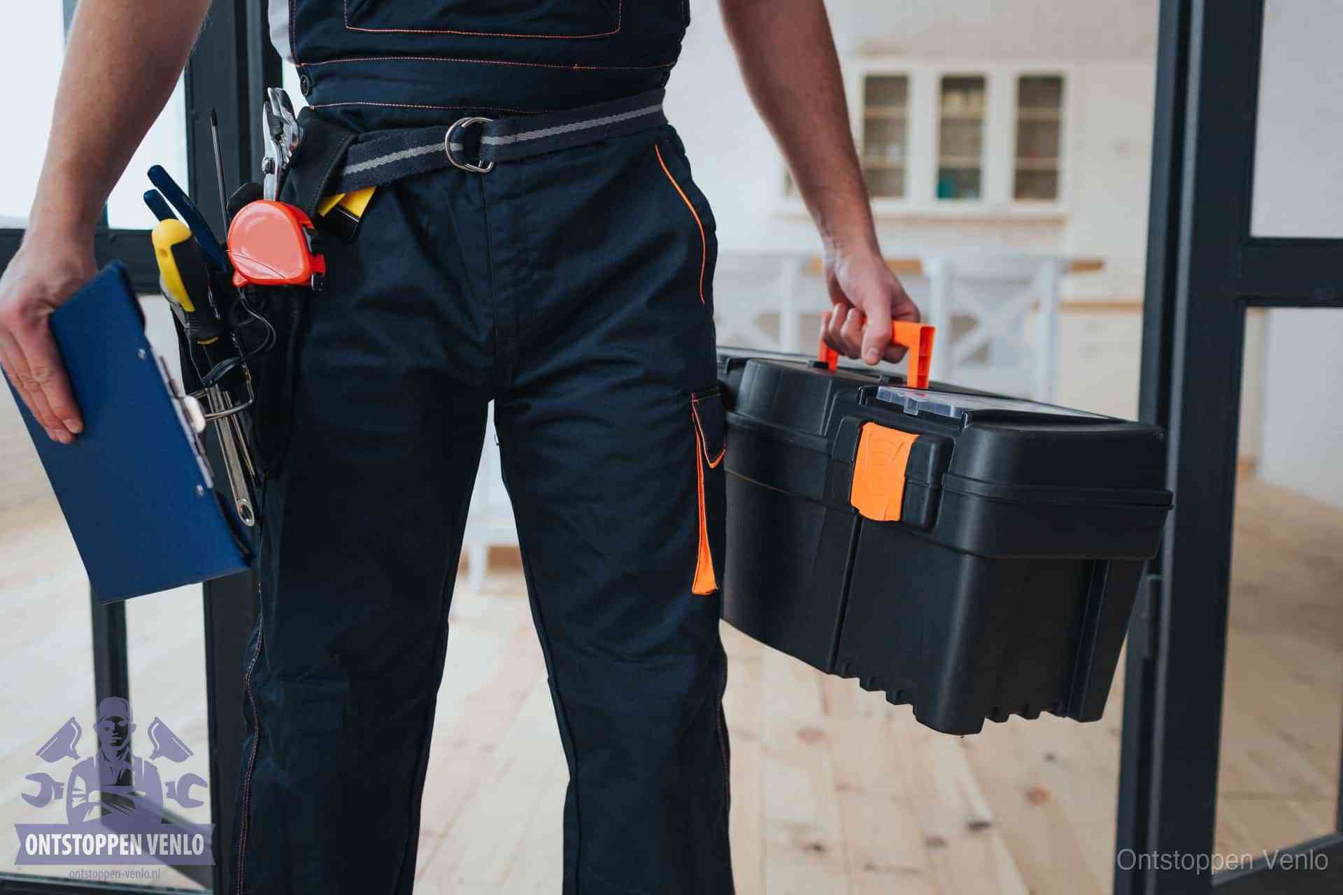 Een monteur met gereedschapsriem en klembord, klaar om een transparante prijs voor het wc ontstoppen in Venlo te geven