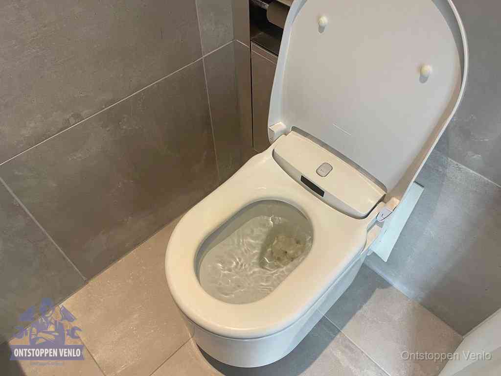 Een toiletpot vol troebel water met drijvend papier en restanten, de meest voorkomende oorzaak van een verstopte wc in Venlo