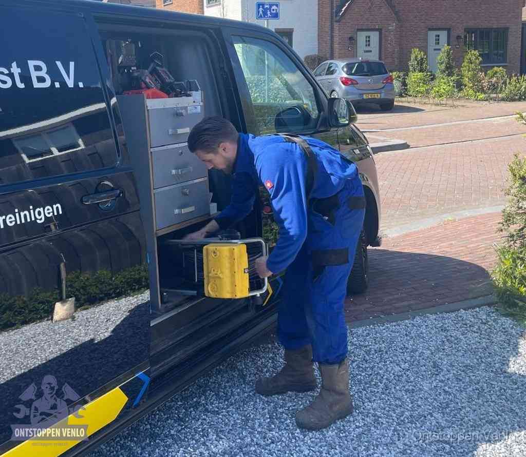 Een monteur pakt apparatuur uit de bedrijfsbus voor service aan huis, het moment om een professional in te schakelen in Venlo