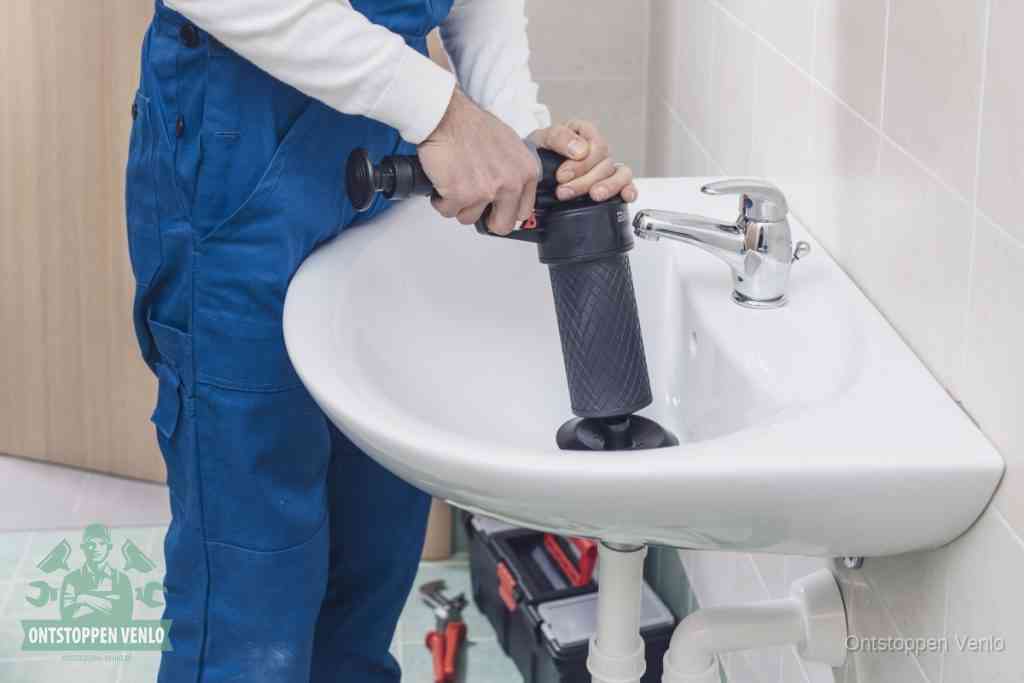 Een te ruwe doe-het-zelf poging met een hand-pomp op de afvoer van een badkamer-wastafel, een van de veelgemaakte fouten bij afvoer ontstoppen in Venlo