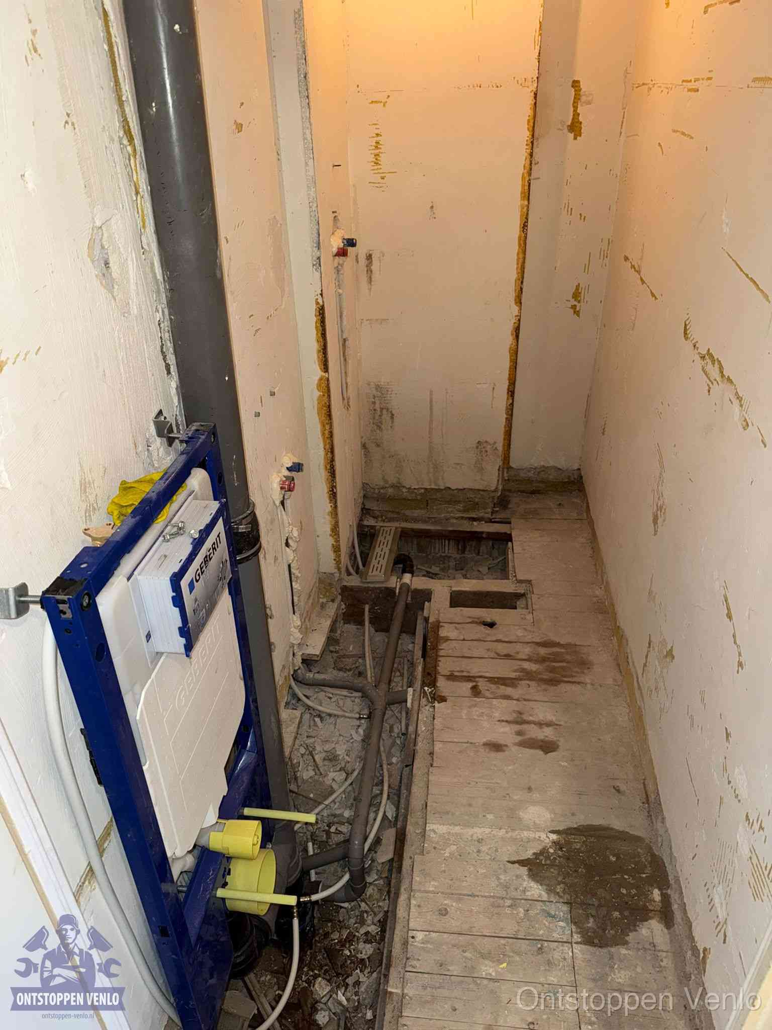 Een opgebroken toiletruimte tijdens renovatie met een Geberit inbouwreservoir en blootliggende oude afvoerleidingen, typisch voor oudere woningen in Venlo